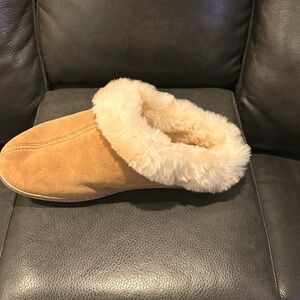 Minnetonka Sheepskin Mule Slippers - NWOT